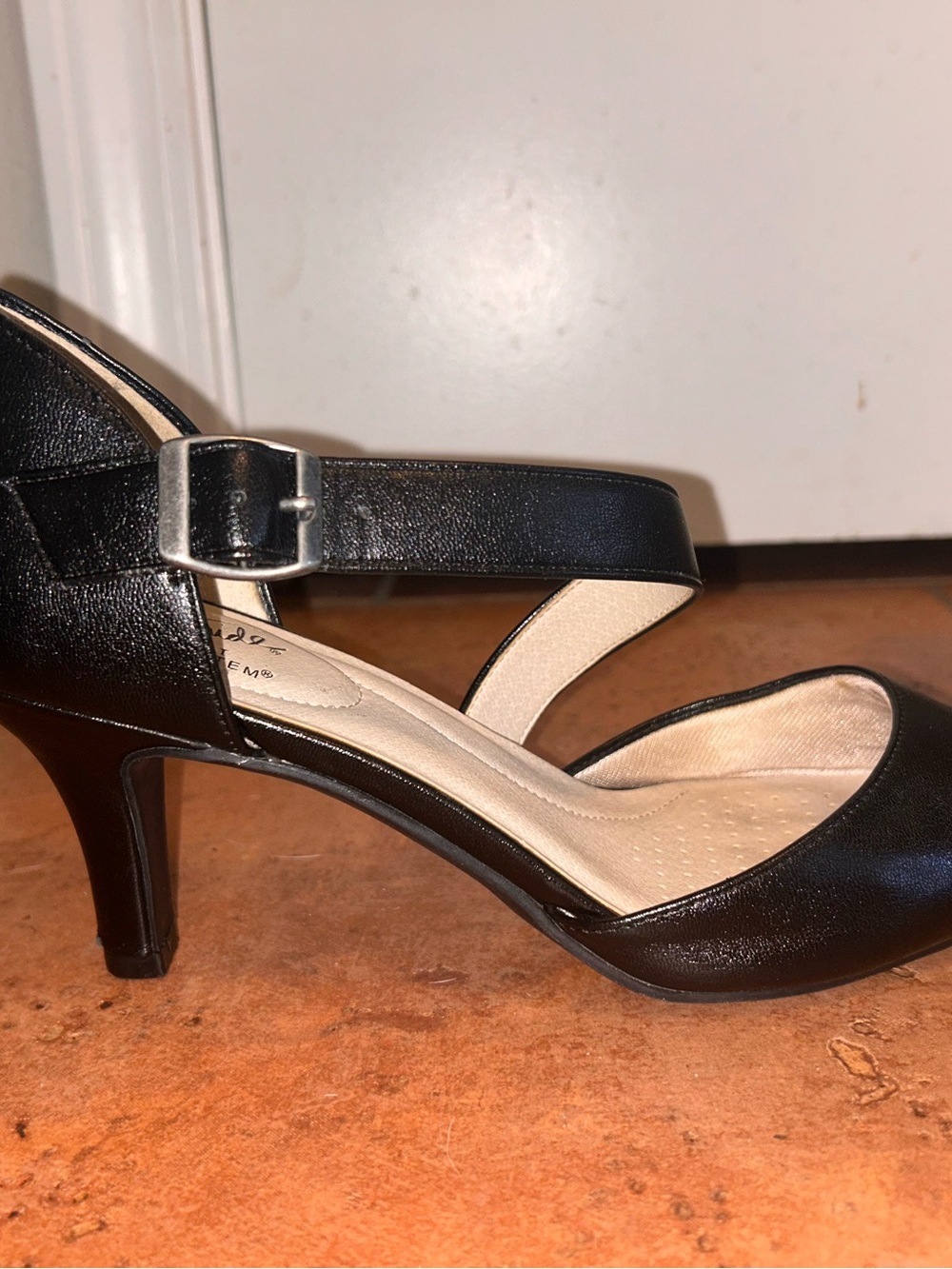 Comfortable Black 8.5 Pointed Toe Criss-Cross Strap Heels (Excellent Condition) - Picture 10 of 13
